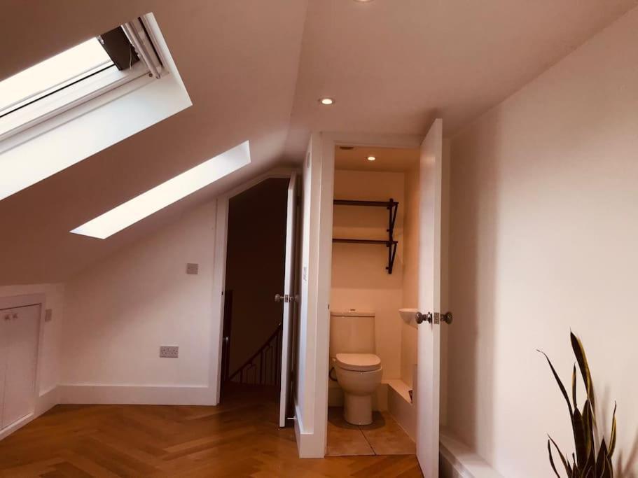 Stylish New Listing! Free Parking, Trendy Location Apartment London Ngoại thất bức ảnh