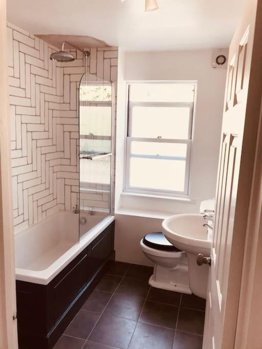 Stylish New Listing! Free Parking, Trendy Location Apartment London Ngoại thất bức ảnh
